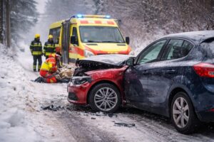 Zima a bezpieczeństwo publiczne – wypadek drogowy na oblodzonej drodze zimą